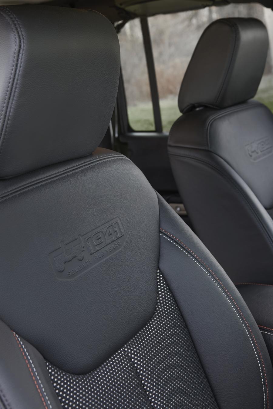 Детали интерьера Jeep Wrangler Unlimited 75th Anniversary 2016 года  (NA) (фото 9 из 10)